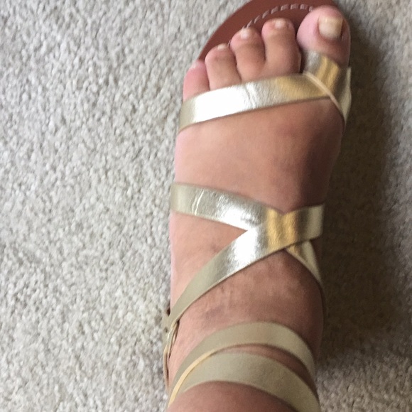 Tory Burch gold sandals with dust bag. - Picture 5 of 5